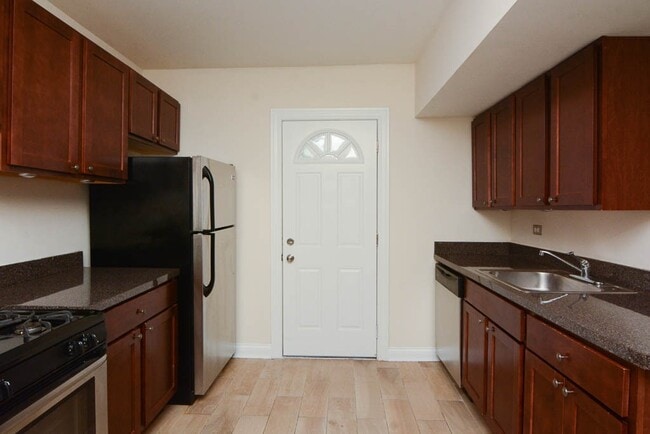 Foto del edificio - 3728 N Pine Grove Ave