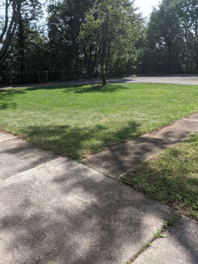 Building Photo - Spacious 4 Bed 2.5 Bath Home