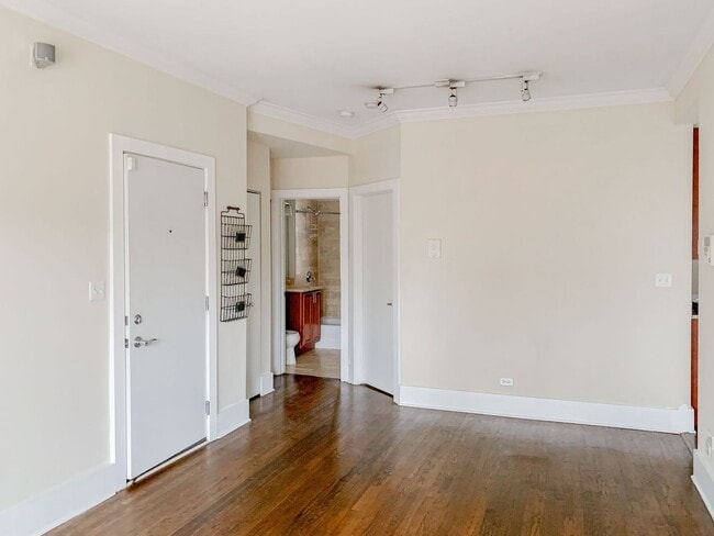 Building Photo - 3453 N Wolcott Ave