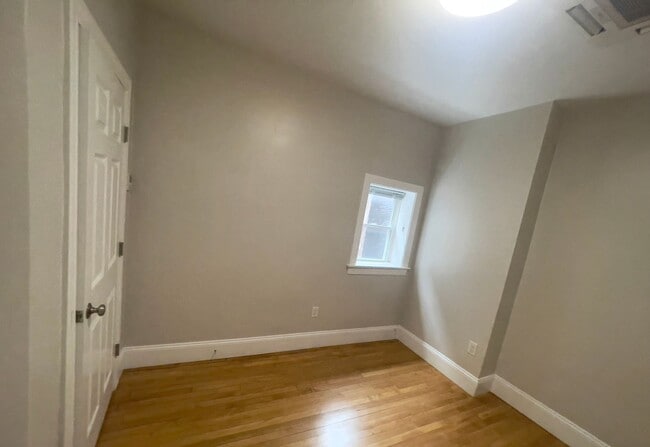 Building Photo - CLEAN AND BRIGHT 2BED IN ALLSTON- MODERN FINISHES & HARDWOOD FLOORS