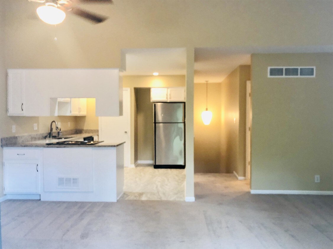 Primary Photo - 4844 Belleview Ave