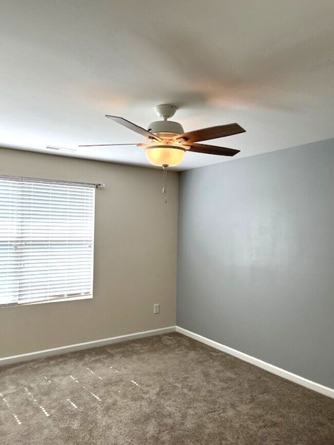 Foto del edificio - ~ Park Place Townhomes End-Unit in Whitsett ~