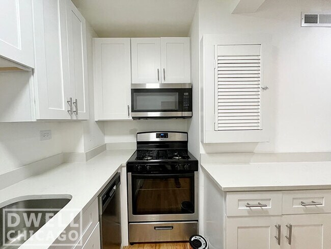 Building Photo - 1851 W Dickens Ave