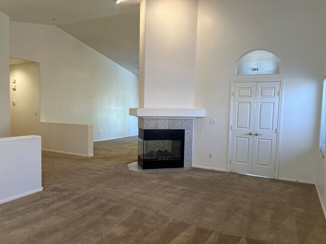 Building Photo - Green Valley Stunner  TWO WEEK FREE RENT*