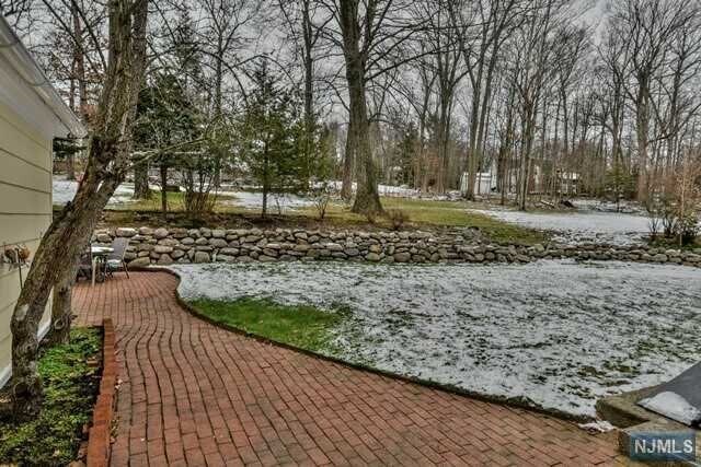 Foto del edificio - 320 E Saddle River Rd