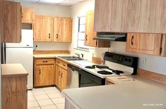 Foto del edificio - Spacious 3-Bedroom, 2-Bathroom Home in Des...