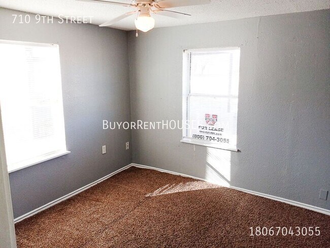Building Photo - 710 9th St