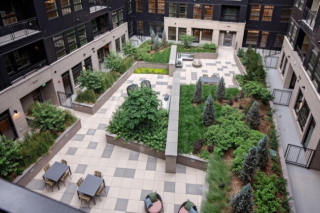 Patio al aire libre bien cuidado con asientos sociales - Modera Art Park