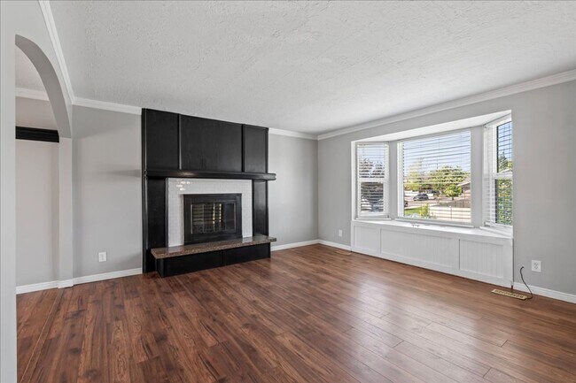 Building Photo - Quiet 4 Bedroom 2.5 Bath Taylorsville Home
