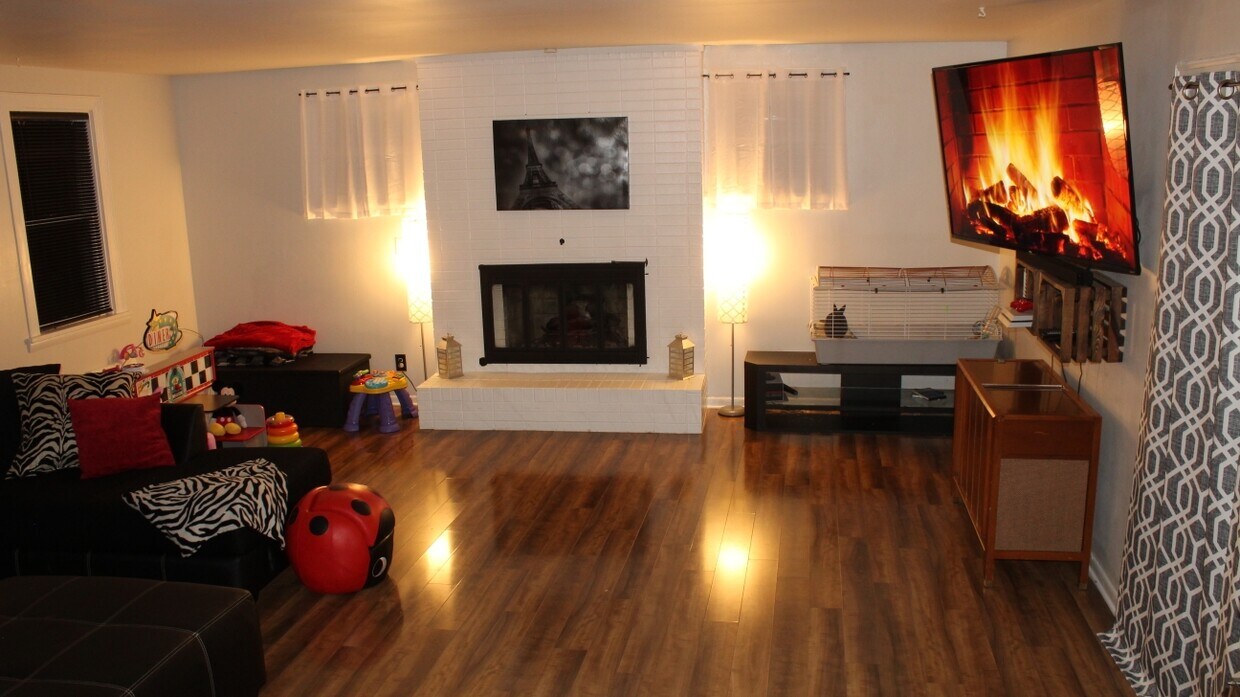 Living room - 4603 W Lake Shore Dr