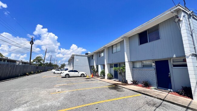 Foto del edificio - Lovely 2 Bedroom, 1 Bathroom Home in the G...