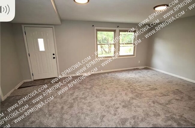 Building Photo - SPACIOUS 3 Bedroom 2.5 Bathroom in Des Moi...