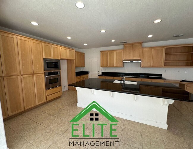 Building Photo - Spacious and Stylish 4-Bedroom Home in Des...