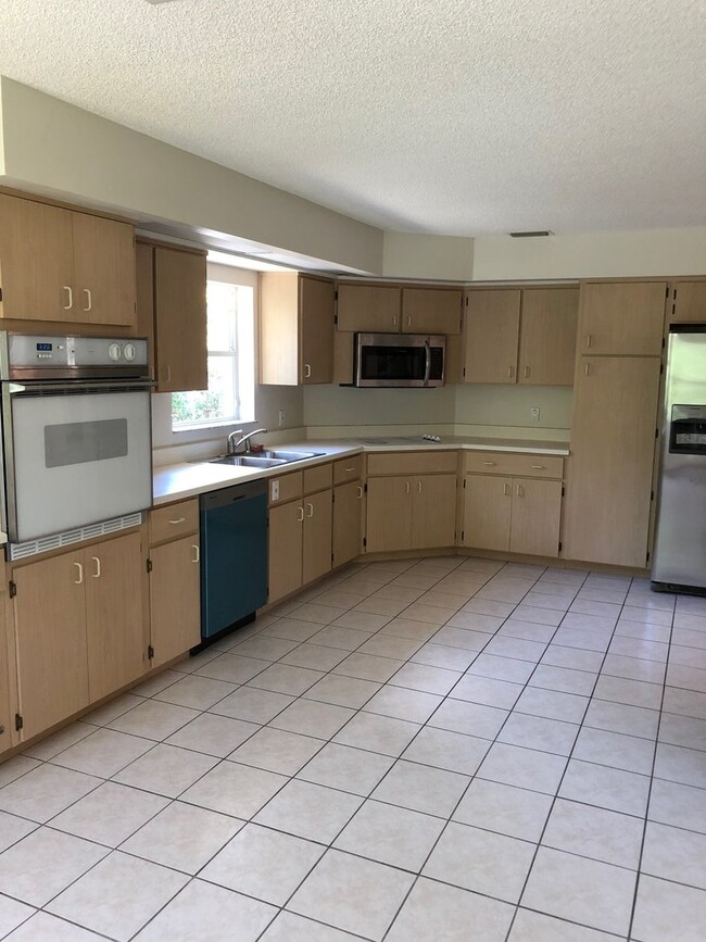 Building Photo - Large 3 Bedroom/2 Bathroom Single Family Home