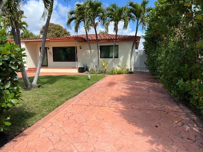 Foto del edificio - 445 NE 109th St