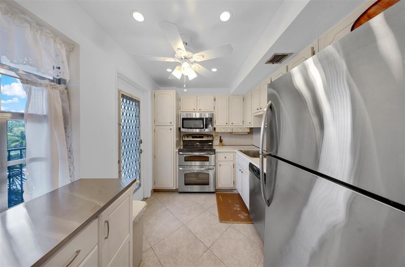 Primary Photo - 3000 N Palm Aire Dr