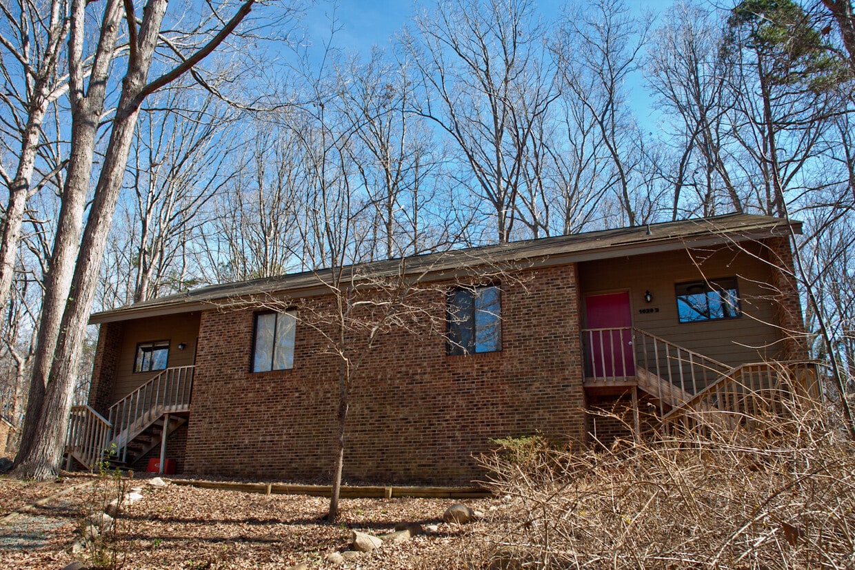 Spacious duplex just minutes from downtown - Spacious duplex just minutes from downtown