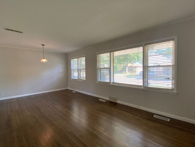 Foto del edificio - 3 Bedroom 1 bathroom house near 21st & Yale