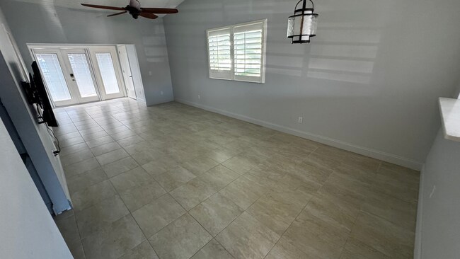 sala de estar/comedor con ventana de servicio a la cocina. - 163 Breezeway Ct