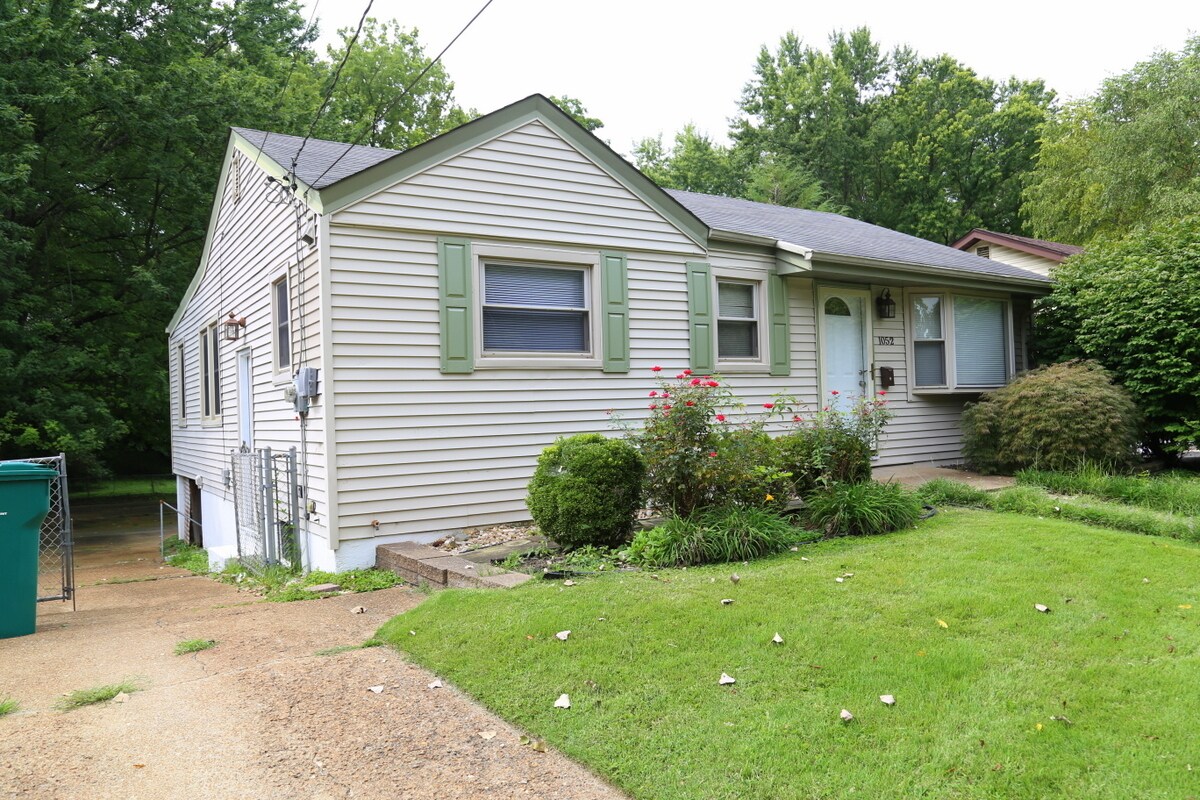 1052 Kuhlman Ln, ster Groves, MO 63119 House Rental in ster