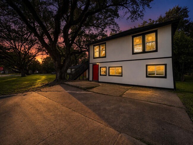 Building Photo - 705 Texas Ave