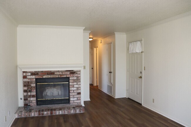 Building Photo - Two Bedroom Condo in gated community close...