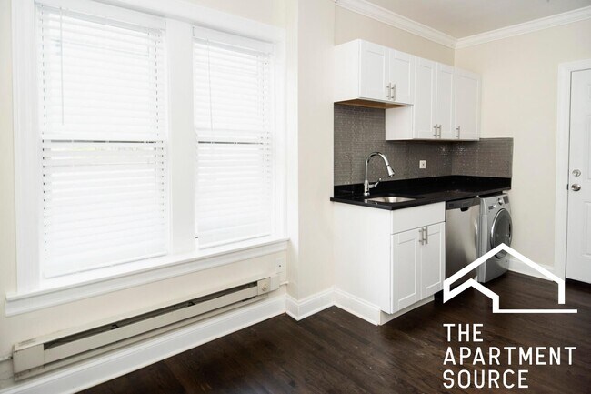 Foto del edificio - 3825 N Greenview Ave