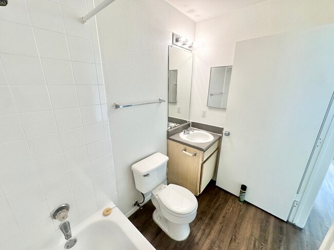 Studio - 2520 W Prairie St Apartments