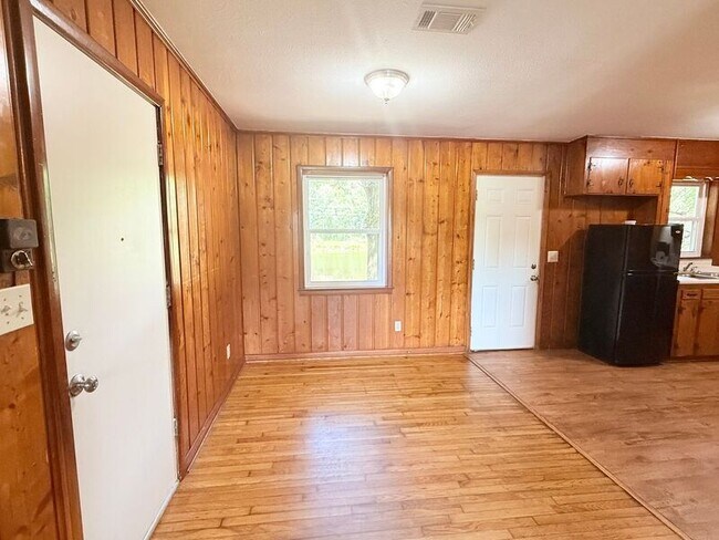 Foto del edificio - 8785 Jernigan Rd