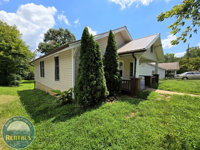 Building Photo - Charming 2bd/1ba Home In Lenoir