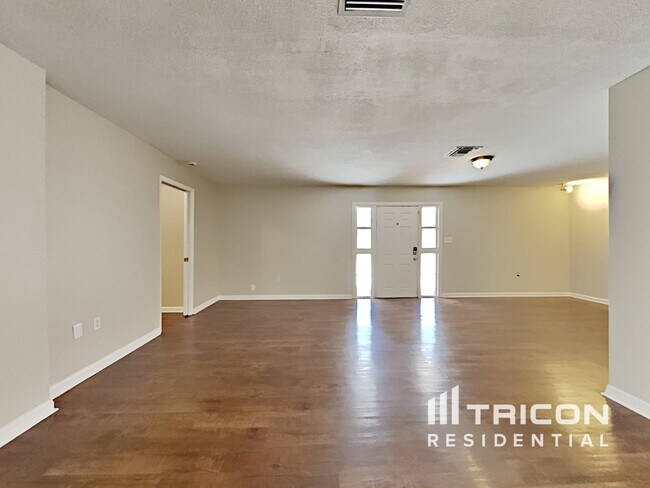 Building Photo - 104 New Hope Road Brandon FL