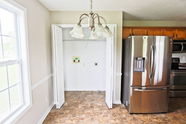 Building Photo - Fantastic Ranch With Bonus Room