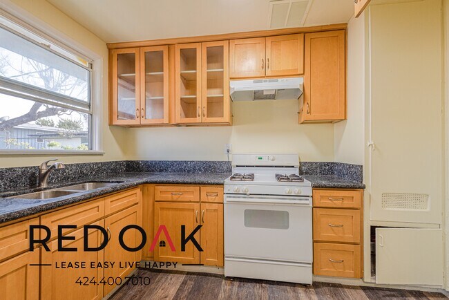 Foto del edificio - Recently Refinished, Airy and Bright Two B...