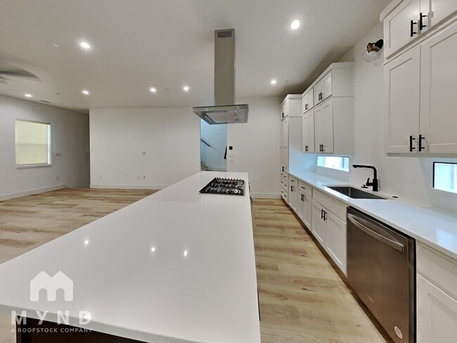 Building Photo - 2143 Mail Ave