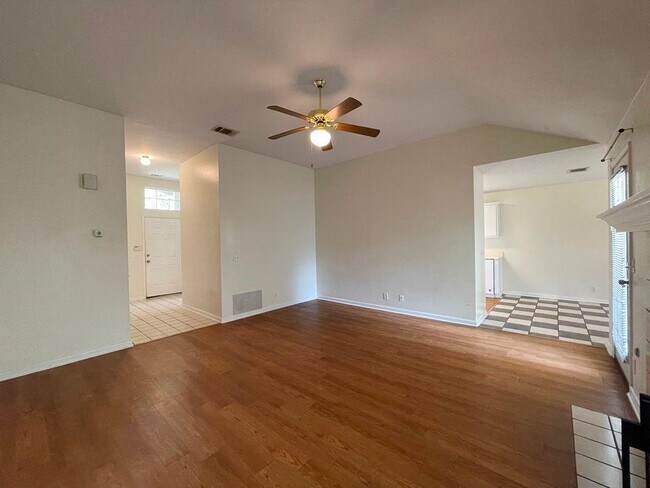 Building Photo - 205 Juniper Dr
