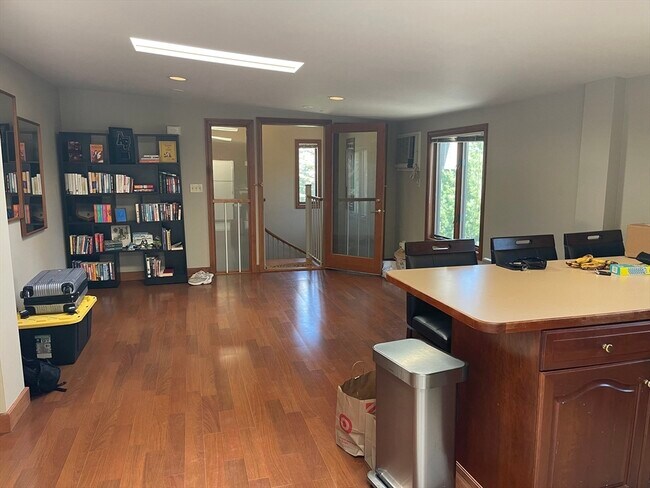 Foto del edificio - 576 Marrett Rd