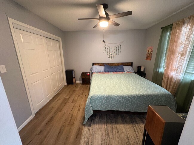 Building Photo - Great Location