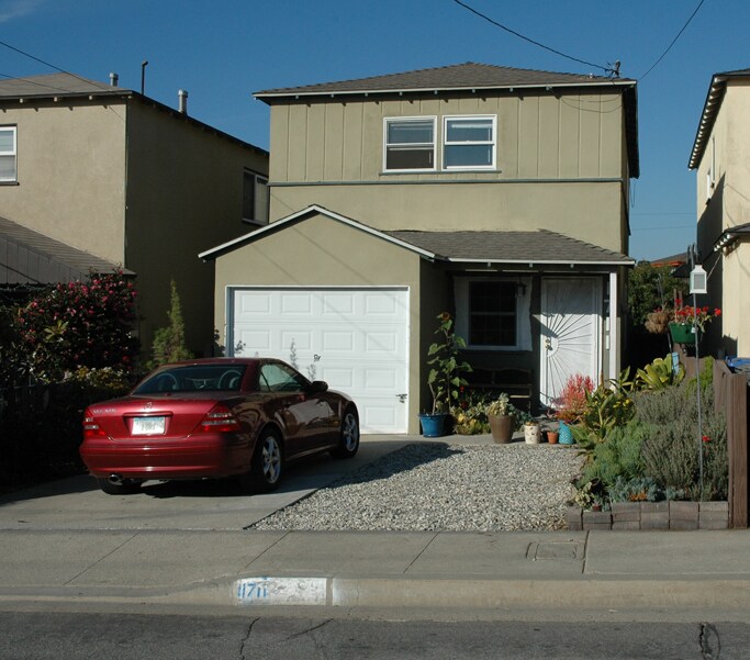 Enjoy this 3bed/2bath, 2 story home in Redondo Beach with a single garage & 2 aditional spaces. - 1711 Speyer Ln