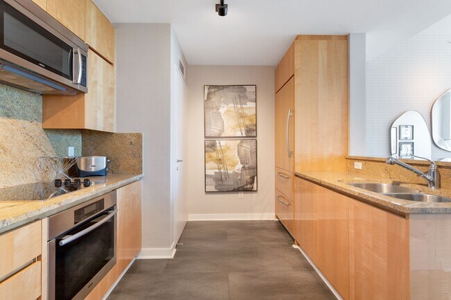 Foto del edificio - 50 South Pointe Dr