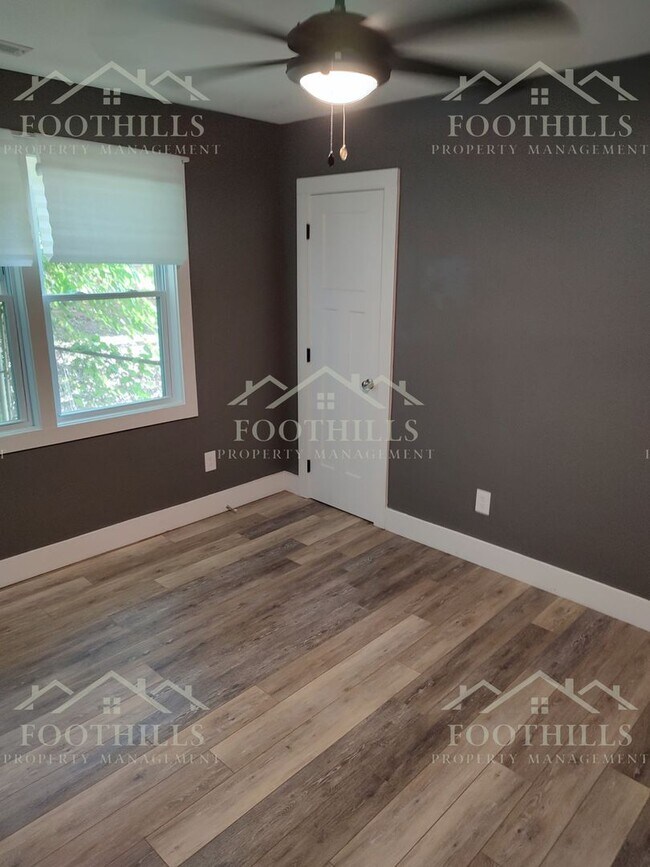 Foto del edificio - 4-Bedroom House off N Main St