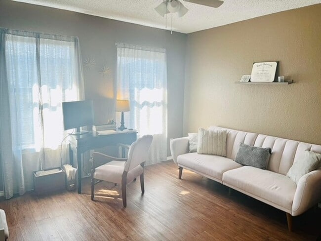 Building Photo - 2 Bd / 2 Ba Townhome Minutes Away From Campus & Downtown!