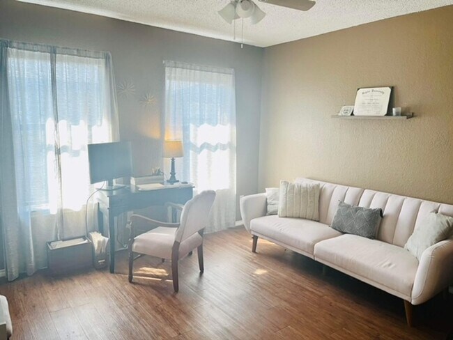 Foto del edificio - 2 Bd / 2 Ba Townhome Minutes Away From Campus & Downtown!