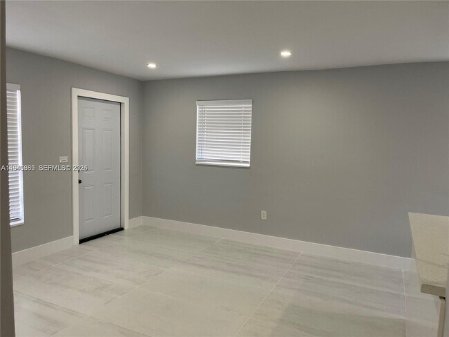 Foto del edificio - 1541 N 71st Terrace