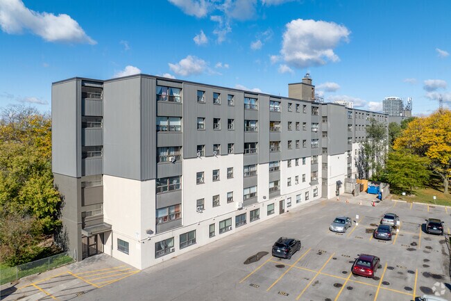 Photo du bâtiment - 4979 Bathurst St