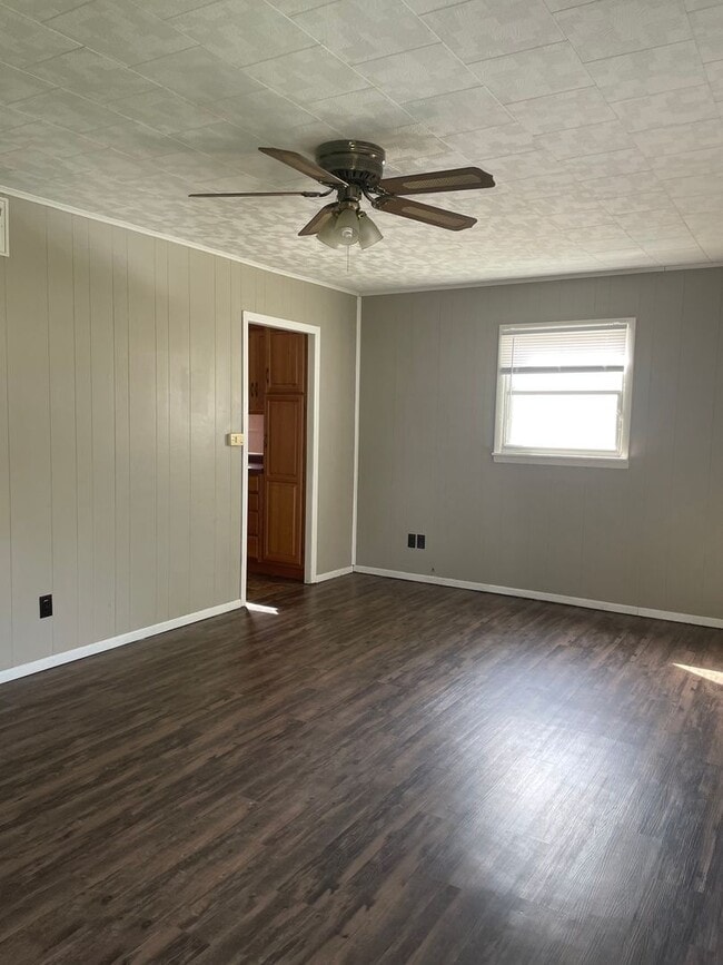 Building Photo - 3 bedroom with fenced in back yard, bonus ...