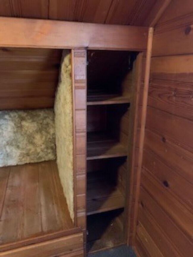 Foto del edificio - Large 3 BR 2 BA house w beautiful woodwork...