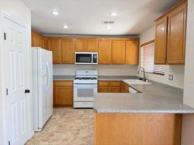Building Photo - 4 Bedrooms, Den, and Loft