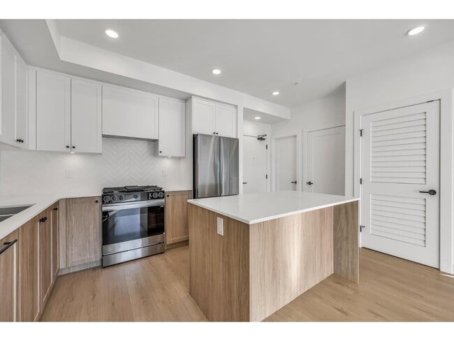 Building Photo - 19885-19876 76 Ave