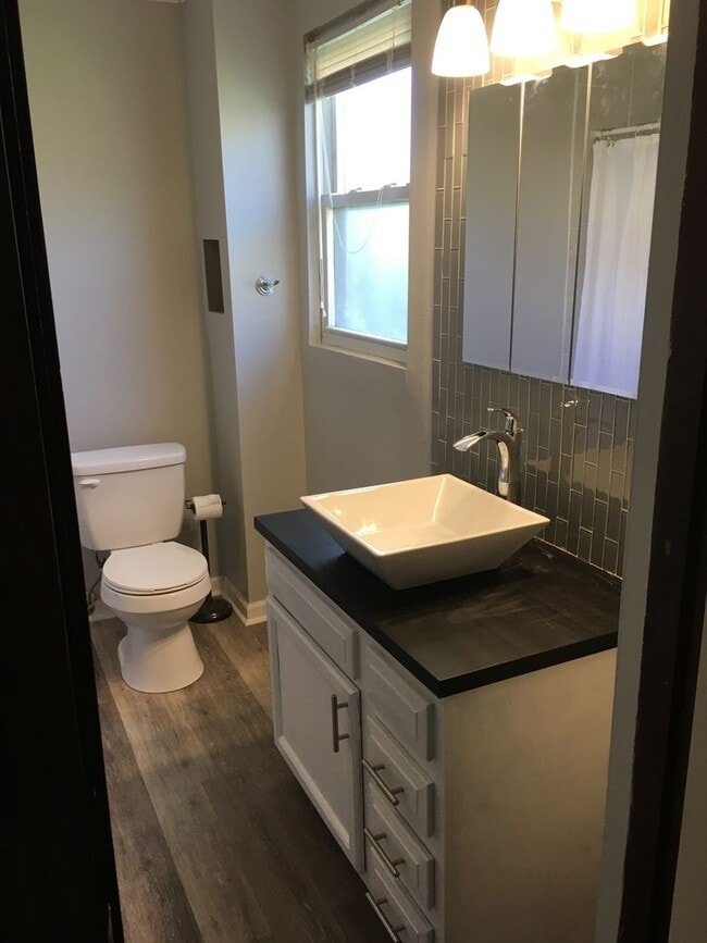 Building Photo - Secret room with 3 bedroom 1 bath deck and...