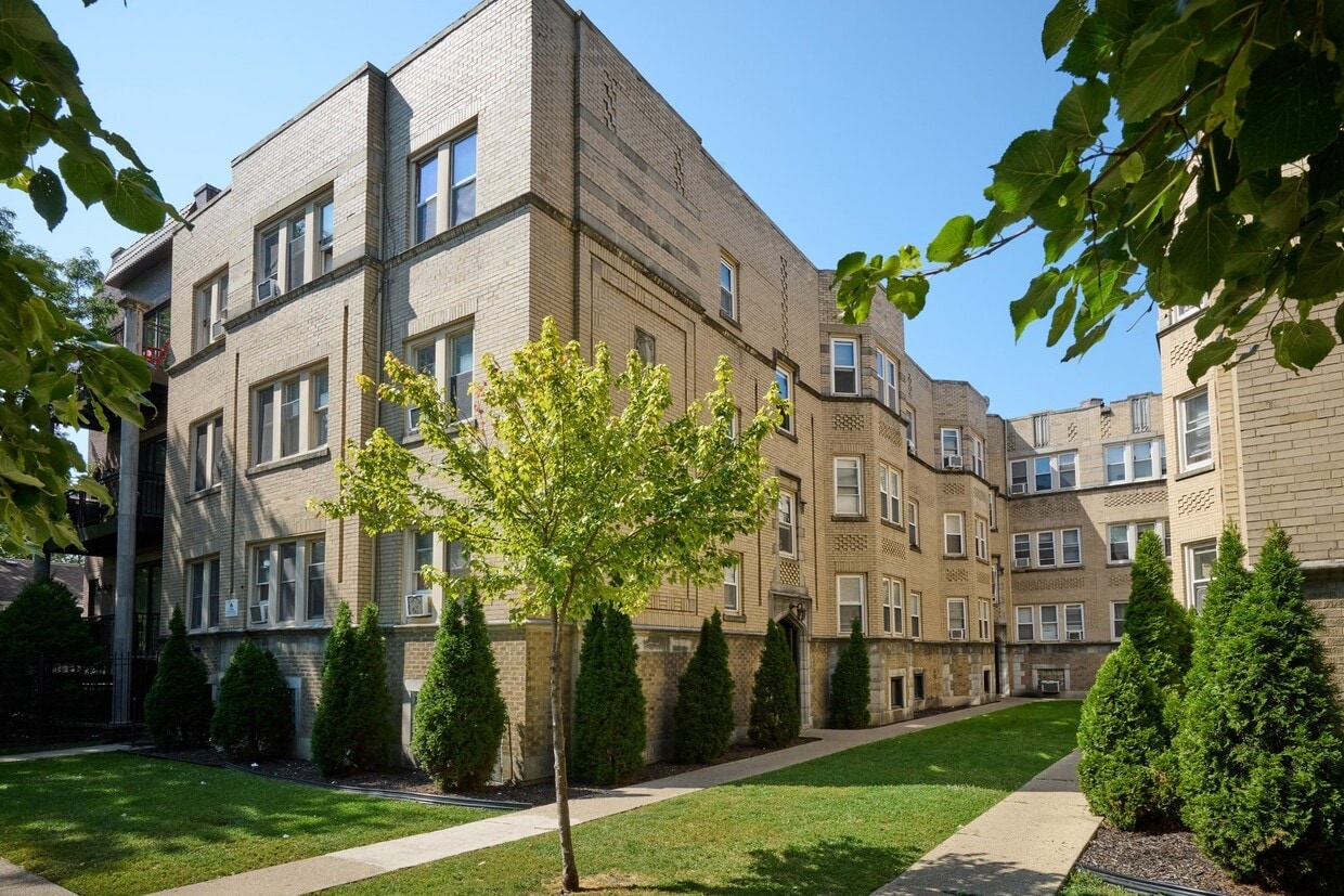 Foto principal - 6322 N Albany Ave
